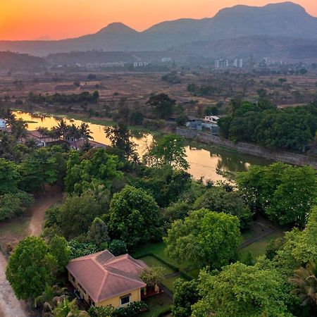Vintage Estate - Lakeside Allure With Vintage Decor,A Plunge Pool & A Lawn Featuring A Charming Gazebo Karjat Dış mekan fotoğraf