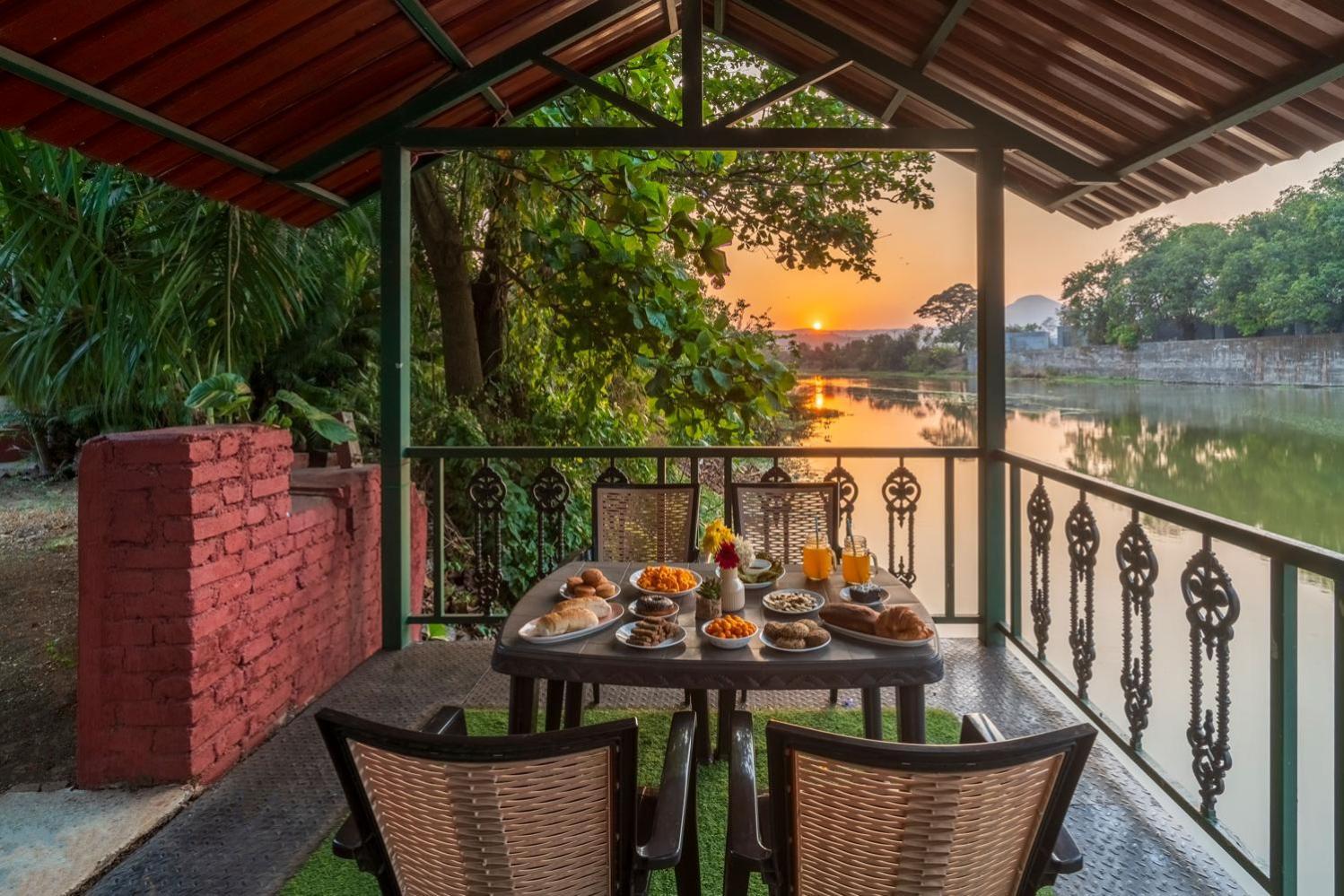 Vintage Estate - Lakeside Allure With Vintage Decor,A Plunge Pool & A Lawn Featuring A Charming Gazebo Karjat Dış mekan fotoğraf