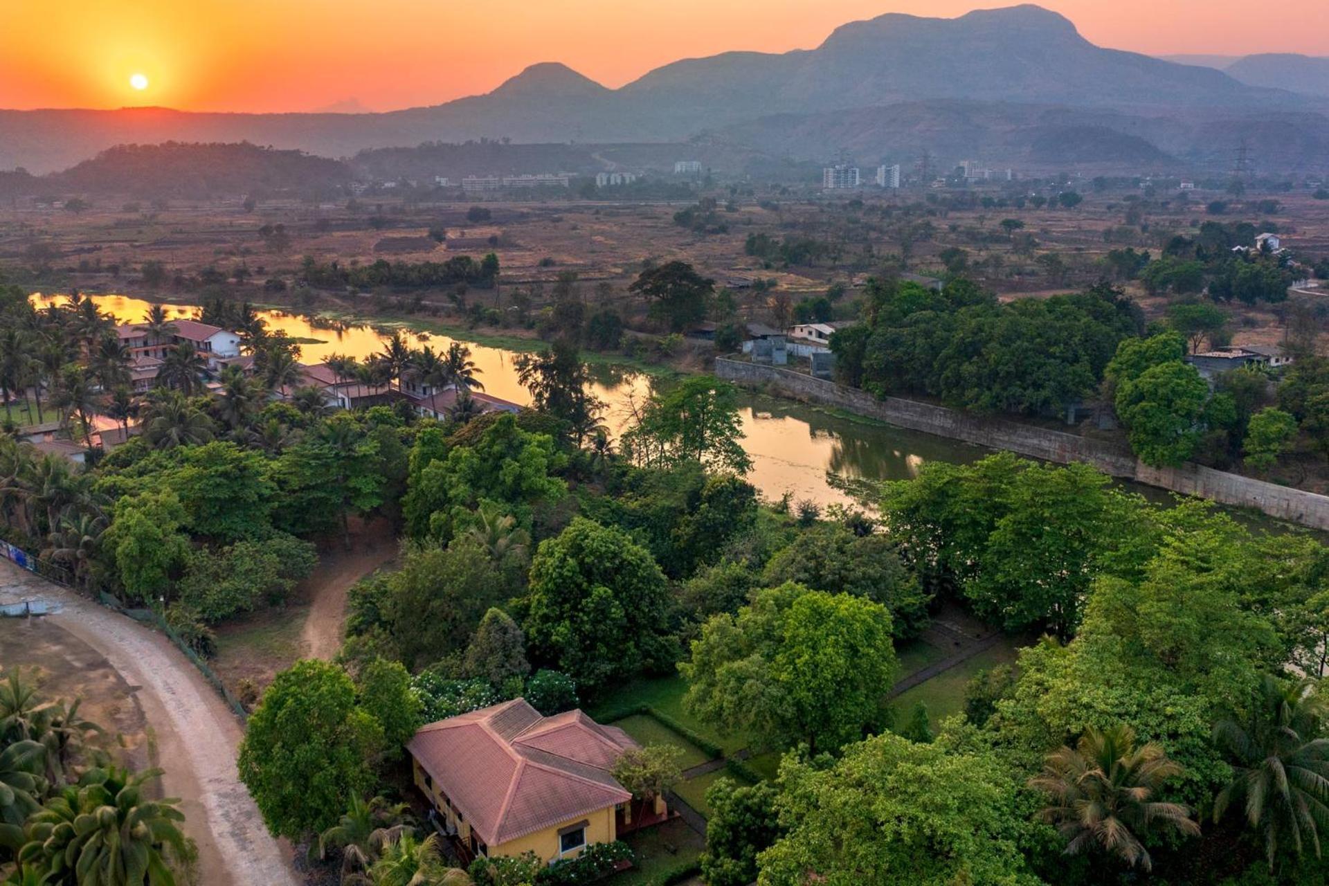 Vintage Estate - Lakeside Allure With Vintage Decor,A Plunge Pool & A Lawn Featuring A Charming Gazebo Karjat Dış mekan fotoğraf