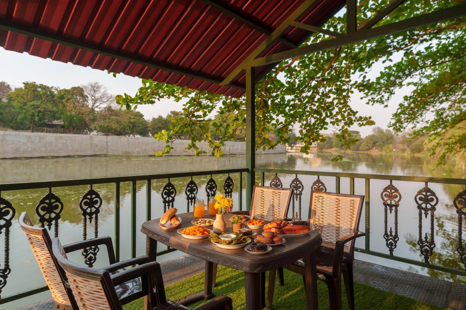 Vintage Estate - Lakeside Allure With Vintage Decor,A Plunge Pool & A Lawn Featuring A Charming Gazebo Karjat Dış mekan fotoğraf